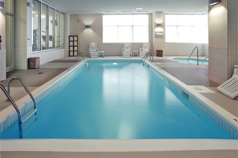 Zwembadaanzicht Novotel Montréal Aeroport Zwembadaanzicht