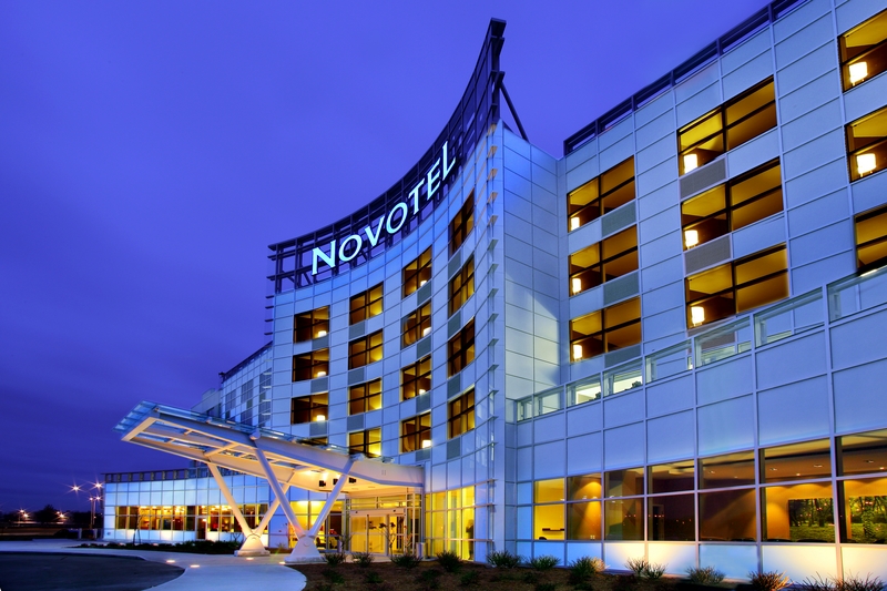 Buitenaanzicht Novotel Montréal Aeroport Buitenaanzicht