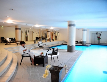 Zwembadaanzicht Hotel Parc Beaumont Pau - MGallery Collection Zwembadaanzicht