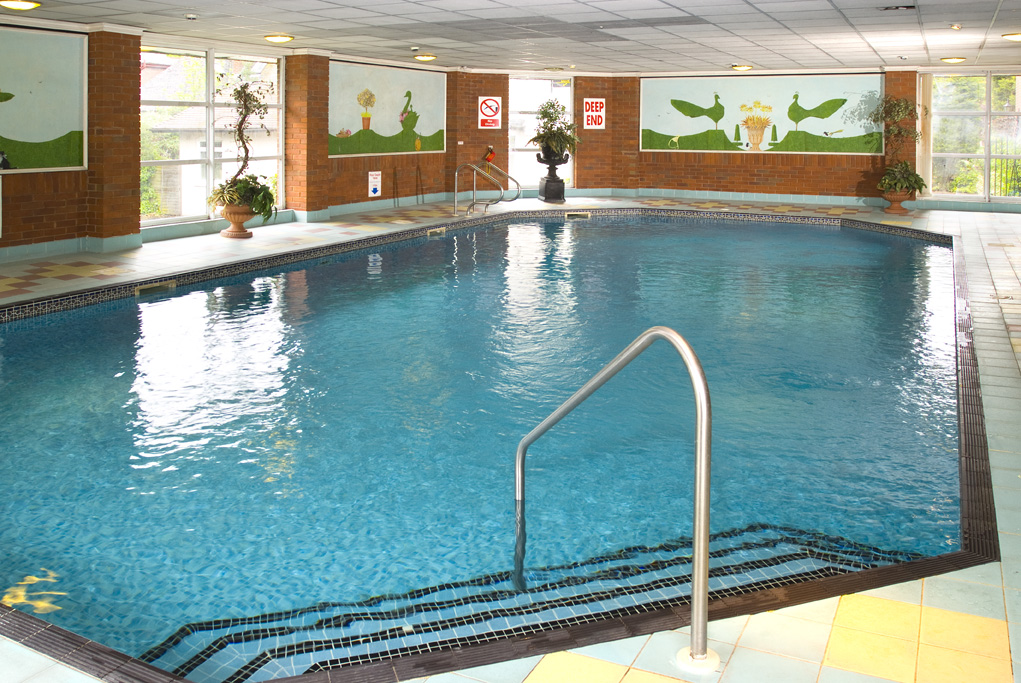 Zwembadaanzicht Mercure Wolverhampton Goldthorn Hotel Zwembadaanzicht