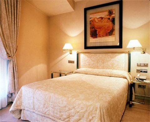 Room picture Mercure Madrid Santo Domingo Room picture