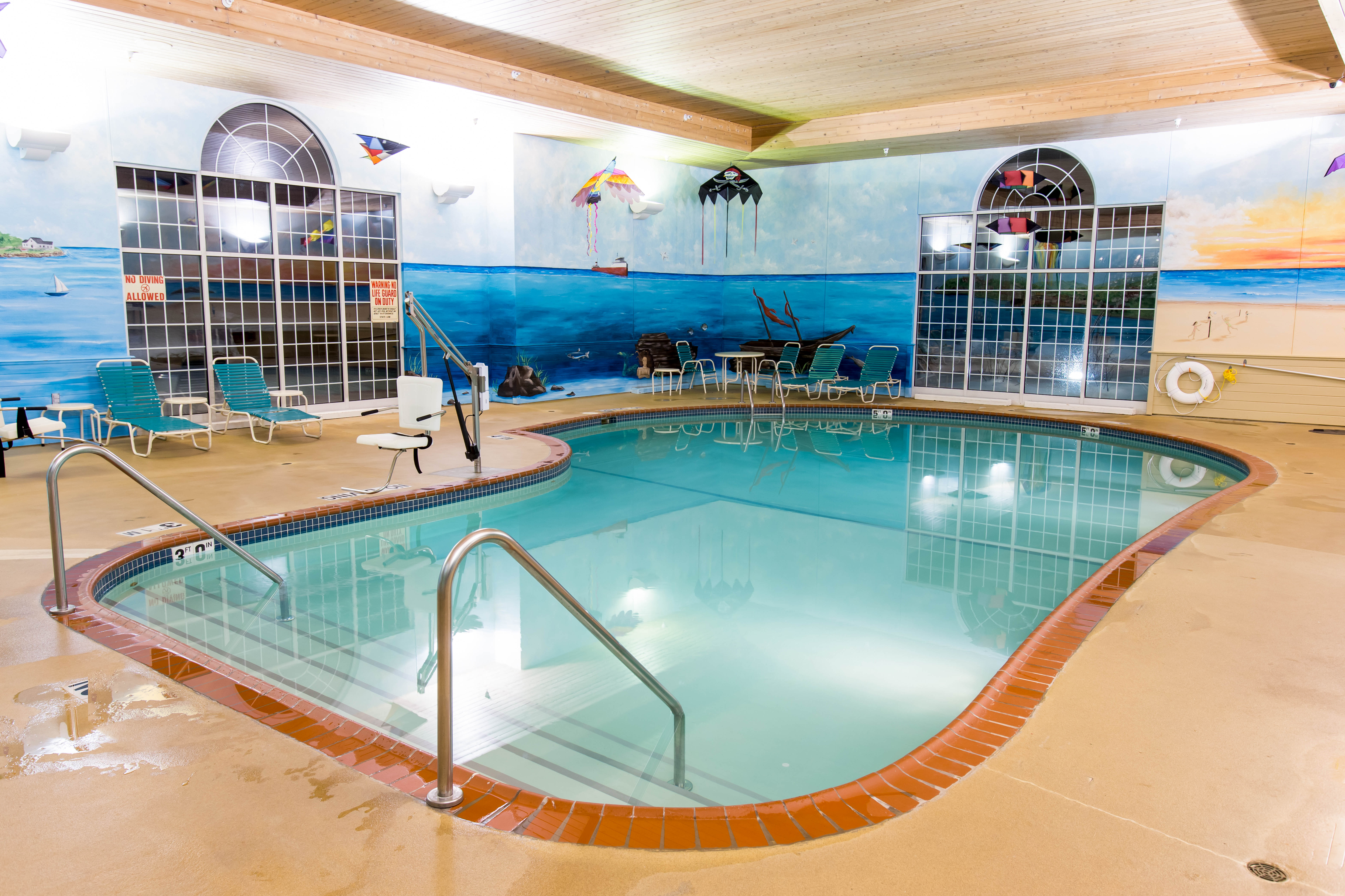 Marquette Michigan Hotel Deals Comfort Suites Pool