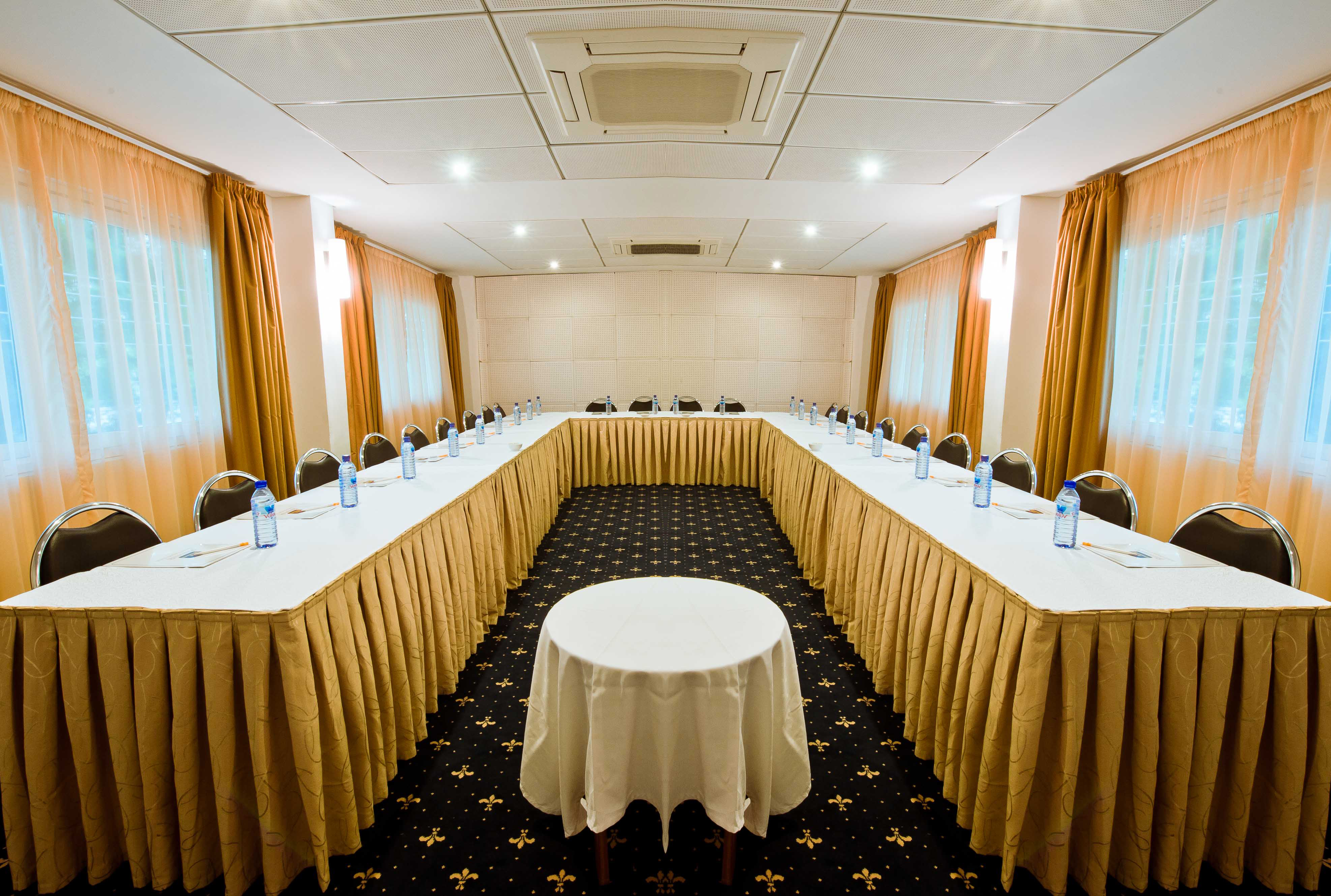 seating table round 6' Best Western Events Special & Accra Meetings Premier seating table round 6' Best Western Events Special & Accra Meetings Premier