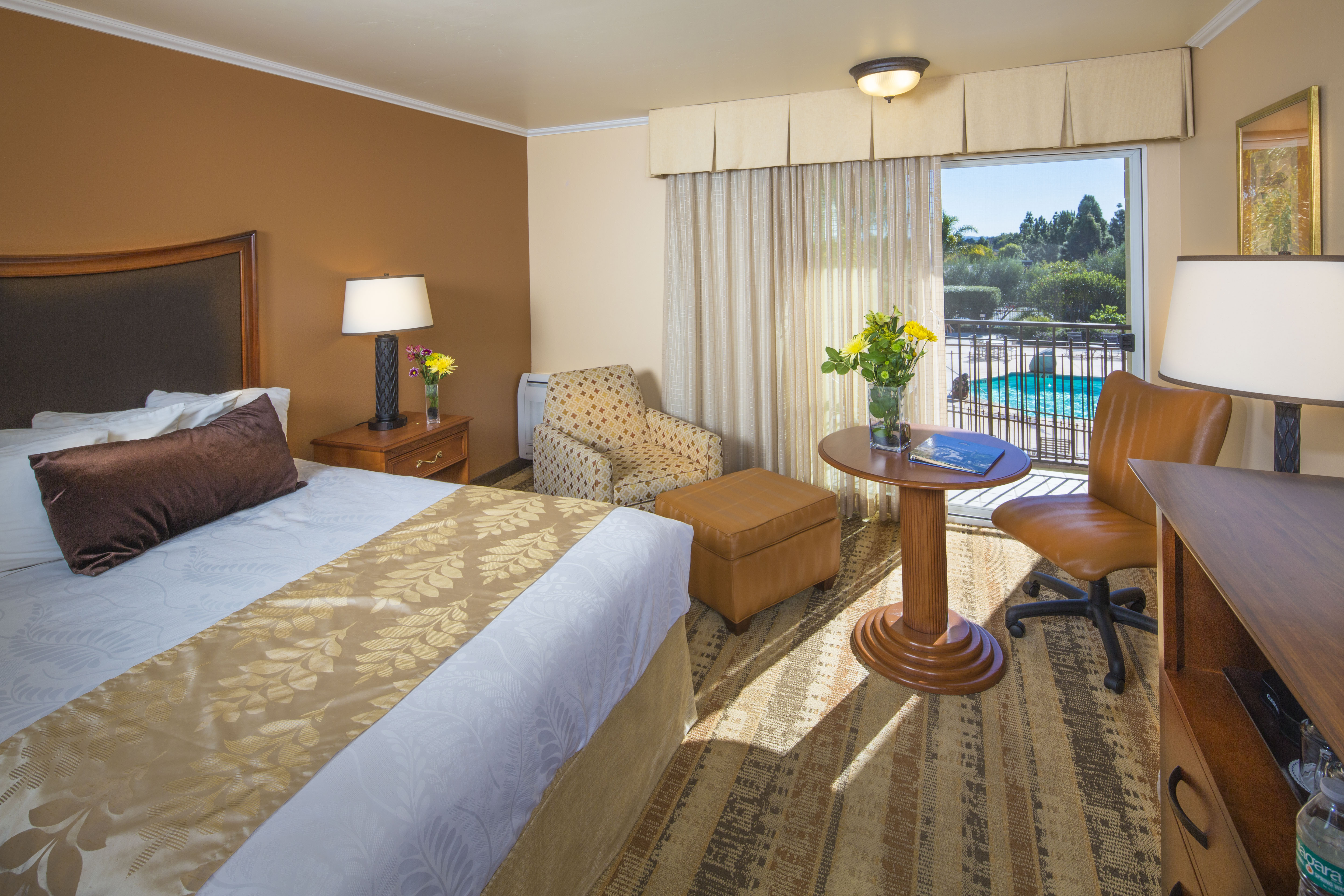 Hotel Rooms Suites In San Luis Obispo Ca Best Western One King Pool View Room